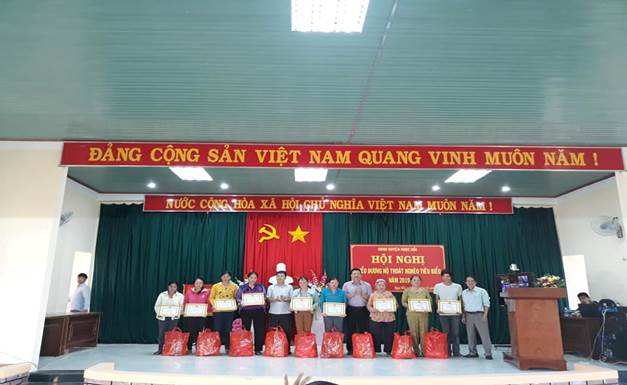 Description: D:\van ban huong\Hinh anh\2019\HN bieu duong nguoi ngheo Ngoc Hoi 3.jpg